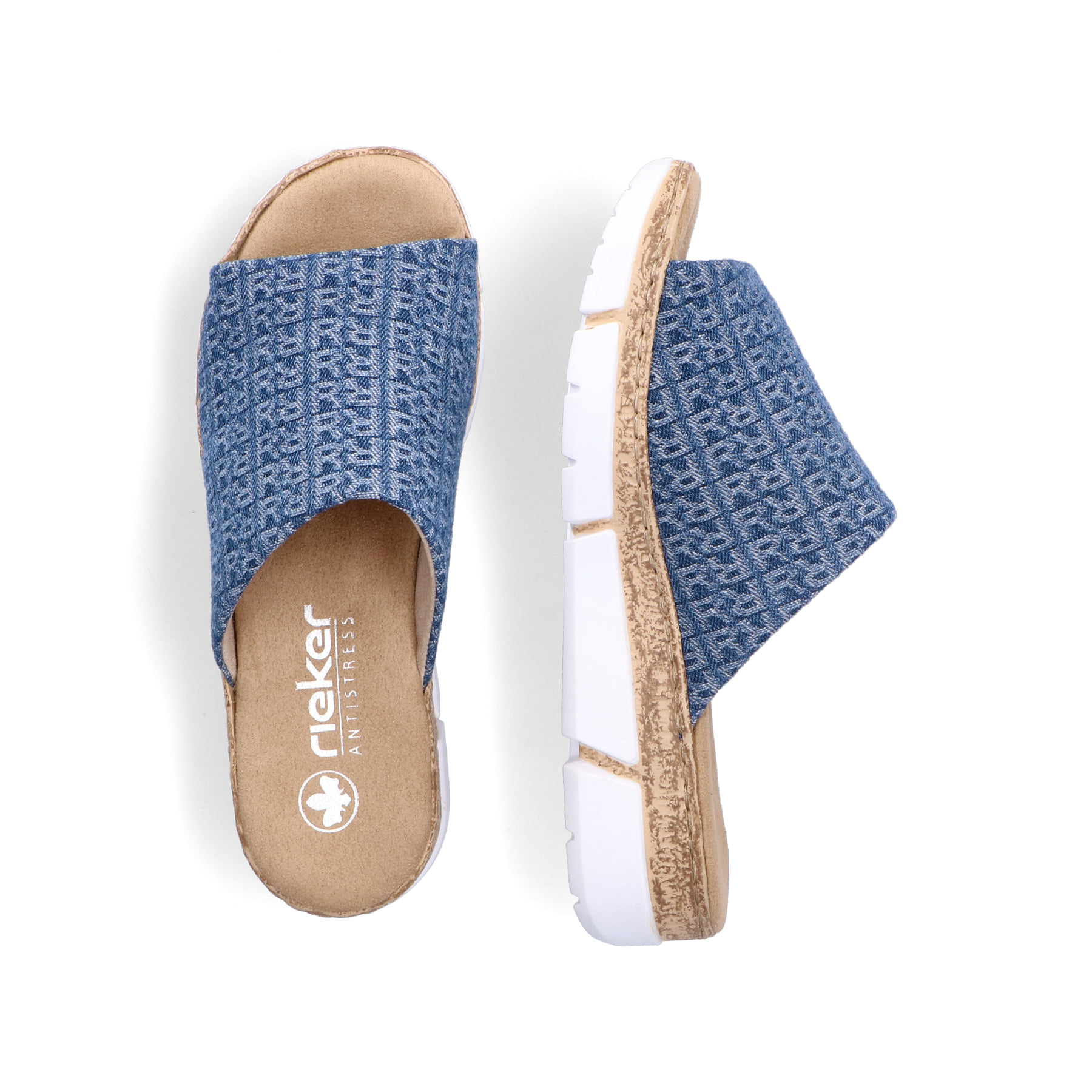 Schieferblaue Rieker Damen Pantoletten V2377-14 mit Buchstabenmuster. Schuh von oben, liegend.