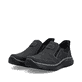 Schwarze Rieker Herren Slipper B1851-00 mit Ready2GO Schnell-Anziehfunktion. Schuhpaar seitlich schräg.