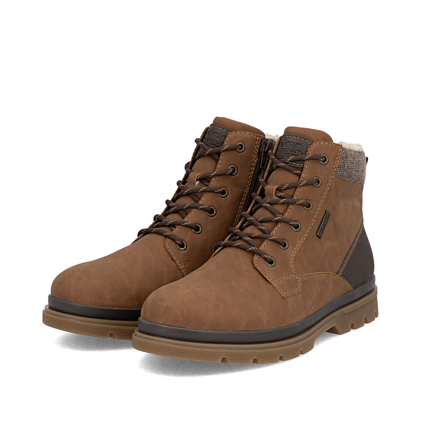 Braune Rieker Herren Schnürstiefel F7010-24 mit wasserabweisender TEX-Membran. Schuhpaar seitlich schräg.
