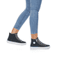 Schwarze Rieker Damen Sneaker High L9892-00 mit Reißverschluss sowie weißem Logo. Schuh am Fuß.