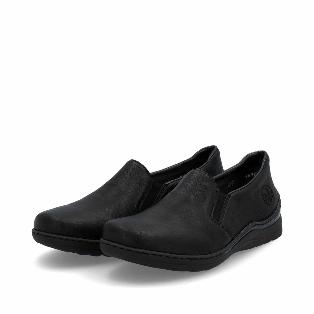 Mocassins Rieker noirs pour femme 48964-00 avec bande élastique. Chaussures inclinées sur le côté.
