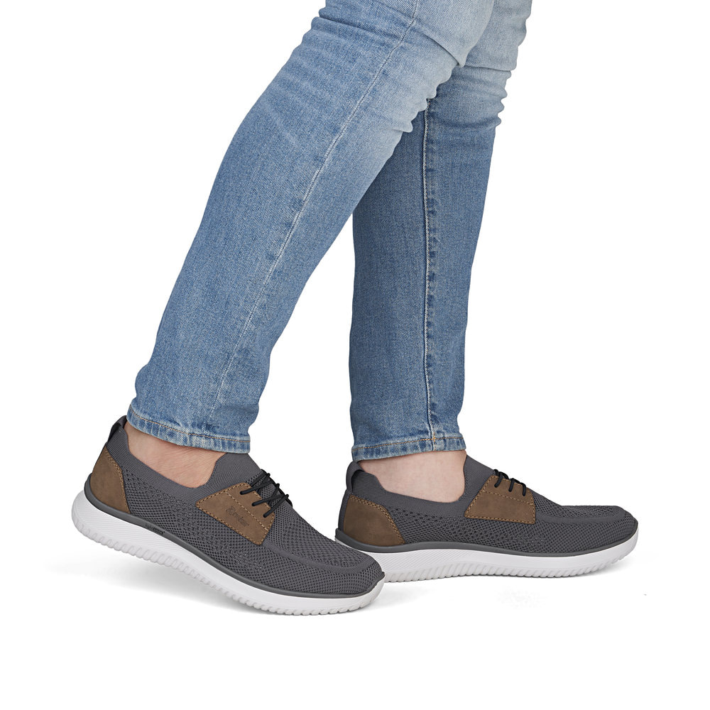 Graue Rieker Herren Slipper B9656-45 mit einem Gummizug sowie der Komfortweite G. Schuh am Fuß.