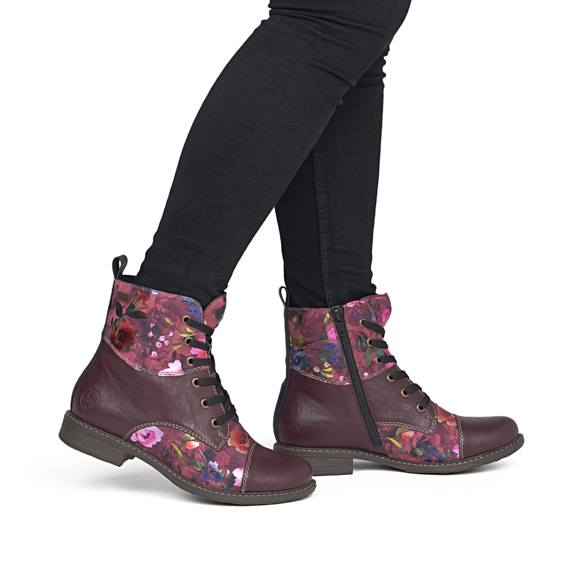 Bottes à lacets Rieker rouges femmes 74800-30 avec membrane RiekerTEX. Chaussure au pied.