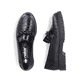 Schwarze Rieker Damen Loafer 45561-01 mit Deko-Kette sowie einem Gummizug. Schuh von oben, liegend.