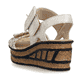 Beige Rieker Keilsandaletten 68172-60 mit trendiger Schnalle. Schuh von hinten.