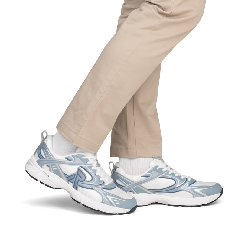 Blaue Rieker Sport Herren Sneaker Low U4202-12. Schuh am Fuß.