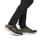 Braune Rieker Herren Sneaker Low U0310-54 mit einer leichten und griffigen Sohle. Schuh am Fuß.