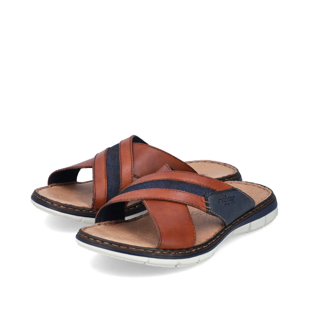 Braune Rieker Herren Pantoletten 25186-24 mit der Komfortweite G 1/2. Schuhpaar seitlich schräg.