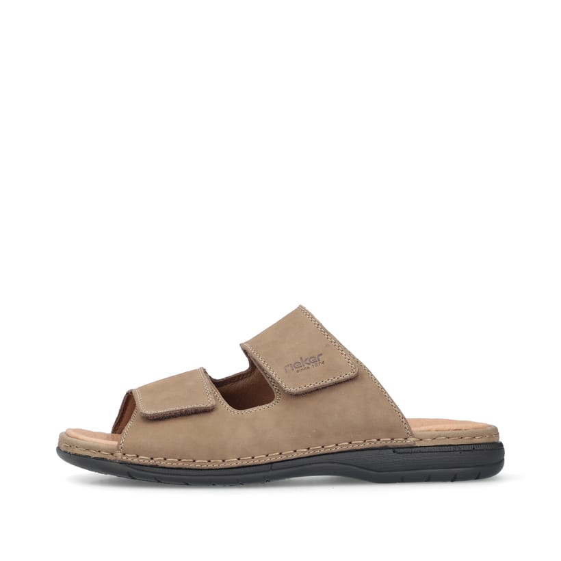 Champagnerfarbene Rieker Herren Pantoletten 25594-25 mit einem Klettverschluss. Schuh Außenseite.