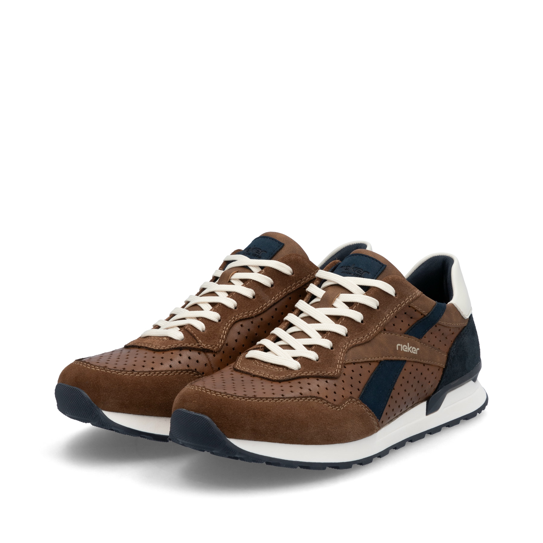 Braune Rieker Herren Sneaker Low U0302-24 mit Schnürung sowie Komfortweite G 1/2. Schuhpaar seitlich schräg.