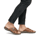 Braune Rieker Herren Pantoletten 22090-25 mit der Komfortweite G 1/2. Schuh am Fuß.