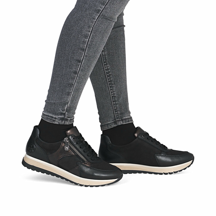 Schwarze Rieker Damen Sneaker Low 49010-00 aus Glattleder mit Reißverschluss. Schuh am Fuß.