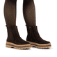 Dunkelbraun-beige Rieker Damen Chelsea Boots Y6272-25 mit einem Reißverschluss. Schuh am Fuß.