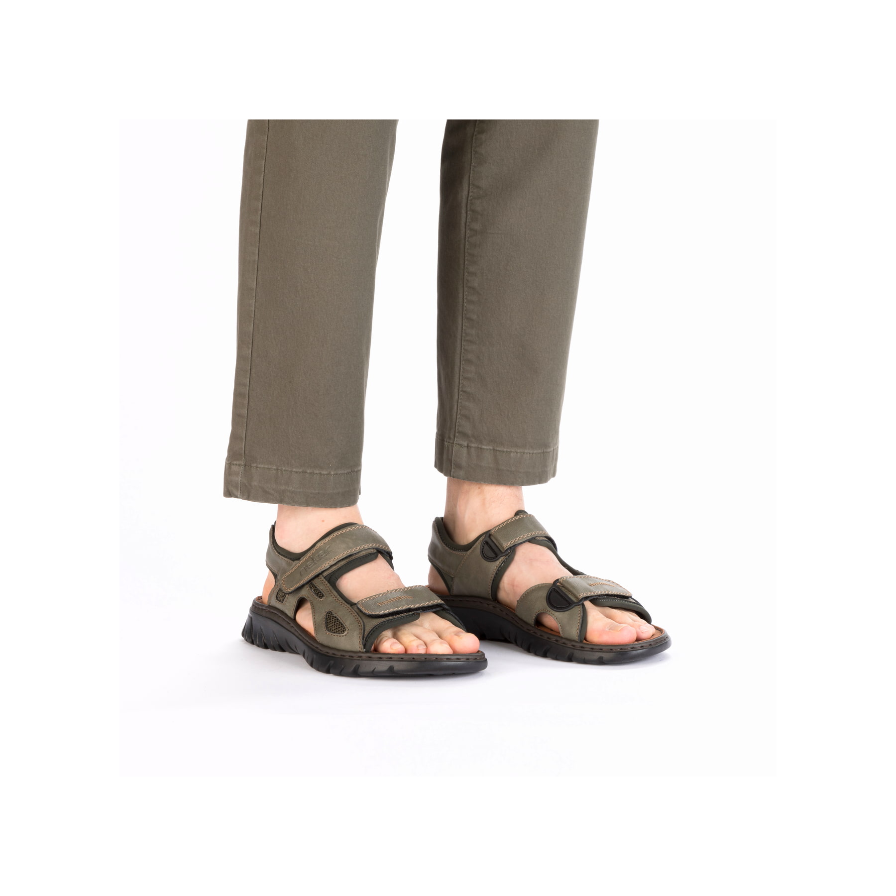 Grüne Rieker Herren Trekkingsandalen 26761-54 mit einem Klettverschluss. Schuh am Fuß.