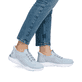 Blaue vegane Rieker Damen Slipper M5066-30 mit einem Gummizug. Schuh am Fuß.