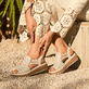 Beige Rieker Keilsandaletten 62741-60 mit einem Gummizug sowie der Extraweite H. Schuh am Model.