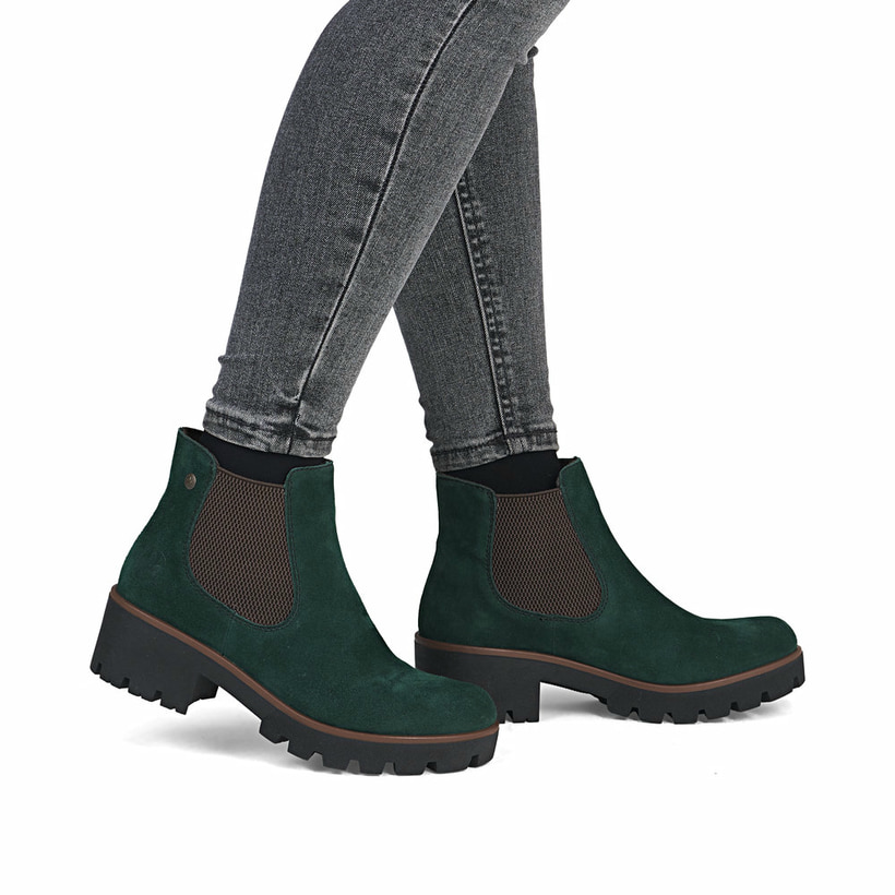 Dunkelgrüne Rieker Damen Chelsea Boots 79265-55 aus Rauleder mit einem Gummizug. Schuh am Fuß.