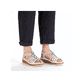 Graue Rieker Keilsandaletten 62771-40 mit Schmuckelementen sowie einem Gummizug. Schuh am Fuß.