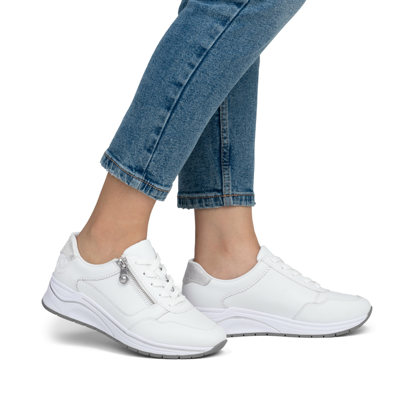 Weiße Rieker Damen Sneaker Low N9501-80 mit Reißverschluss sowie Extraweite H. Schuh am Fuß.