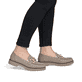 Mocassins Rieker beiges pour femmes 45561-60 avec éléments décoratifs. Chaussure au pied.