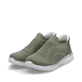 Grüne Rieker Damen Slipper M5072-52 mit Gummizug sowie einer ultraleichten Sohle. Schuhpaar seitlich schräg.