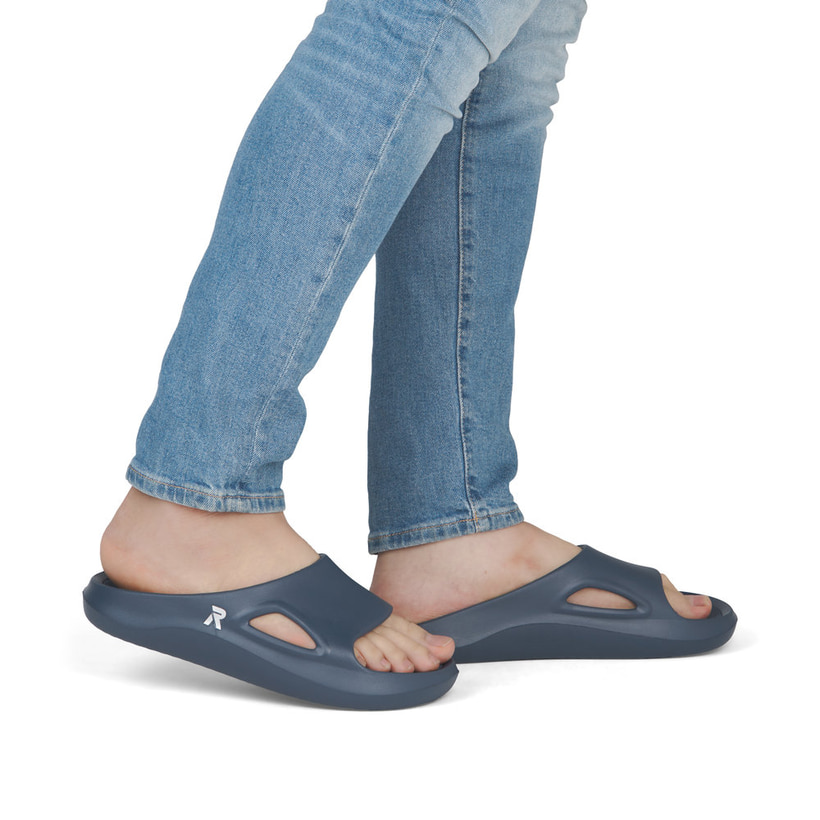 Mules Rieker bleues homme U3450-14 avec semelle ultra légère et flexible. Chaussure au pied.