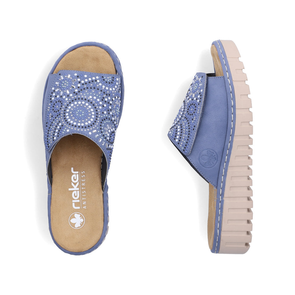 Blaue Rieker Damen Pantoletten V1395-14 mit Strasssteinen sowie Klettverschluss. Schuh von oben, liegend.