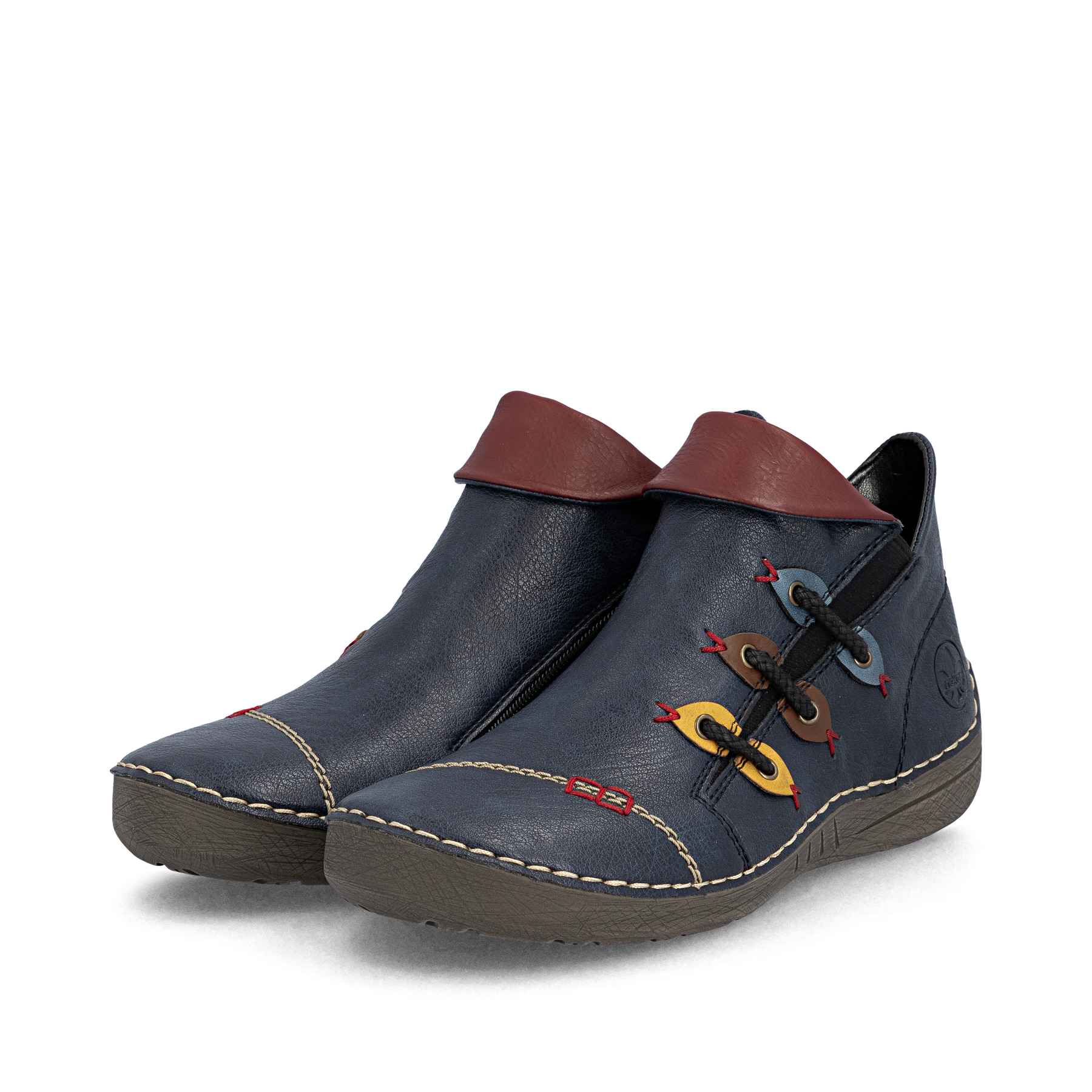 Dunkelblaue Rieker Damen Kurzstiefel 72581-14 mit farbenfrohen Details. Schuhpaar seitlich schräg.