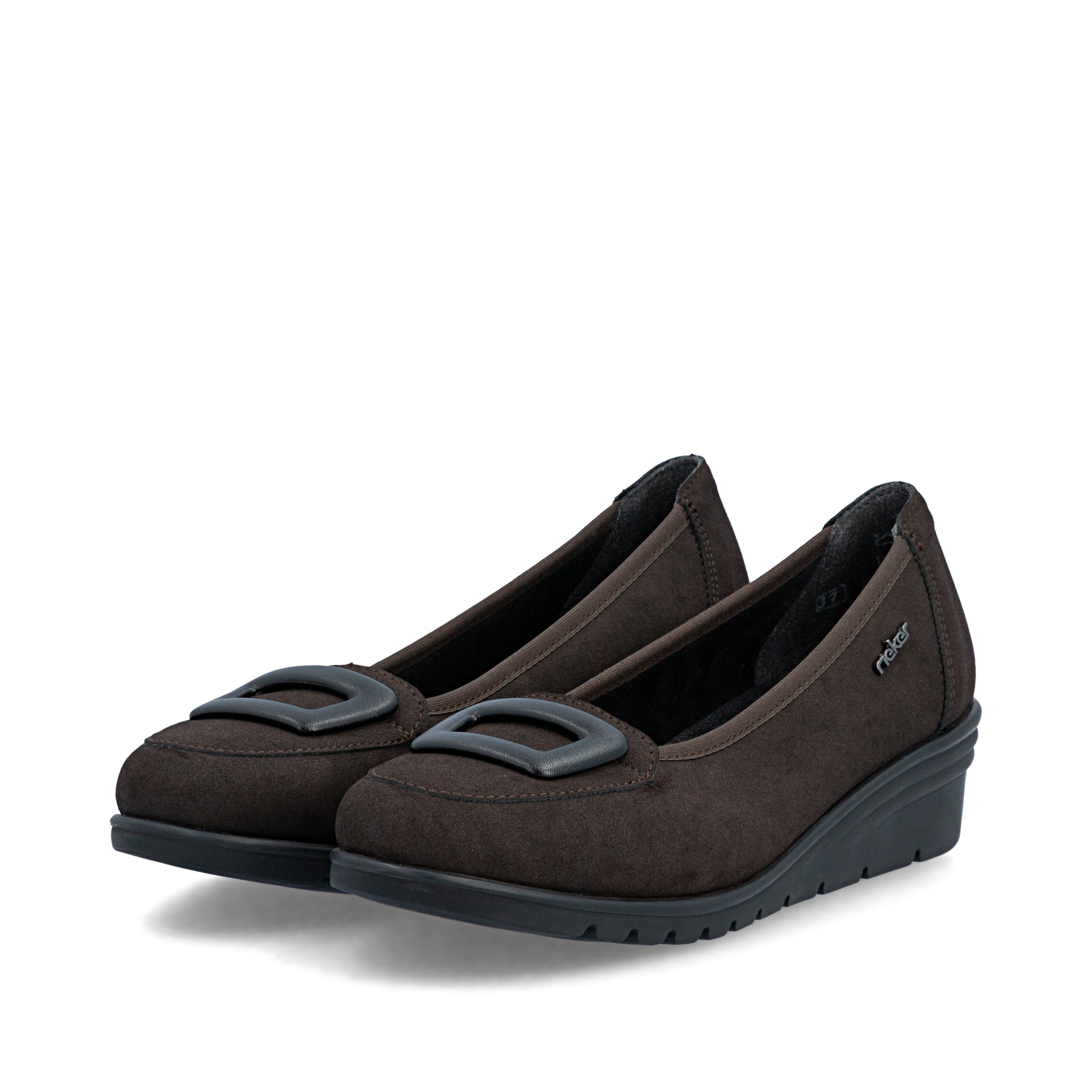 Dunkelbraune Rieker Ballerinas L5362-25 mit Deko-Schnalle. Schuhpaar seitlich schräg.