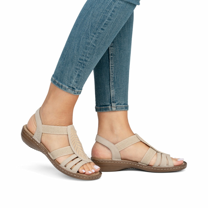 Beige Rieker Damen Riemchensandalen 608C0-62 mit Strasssteinen sowie Gummizug. Schuh am Fuß.