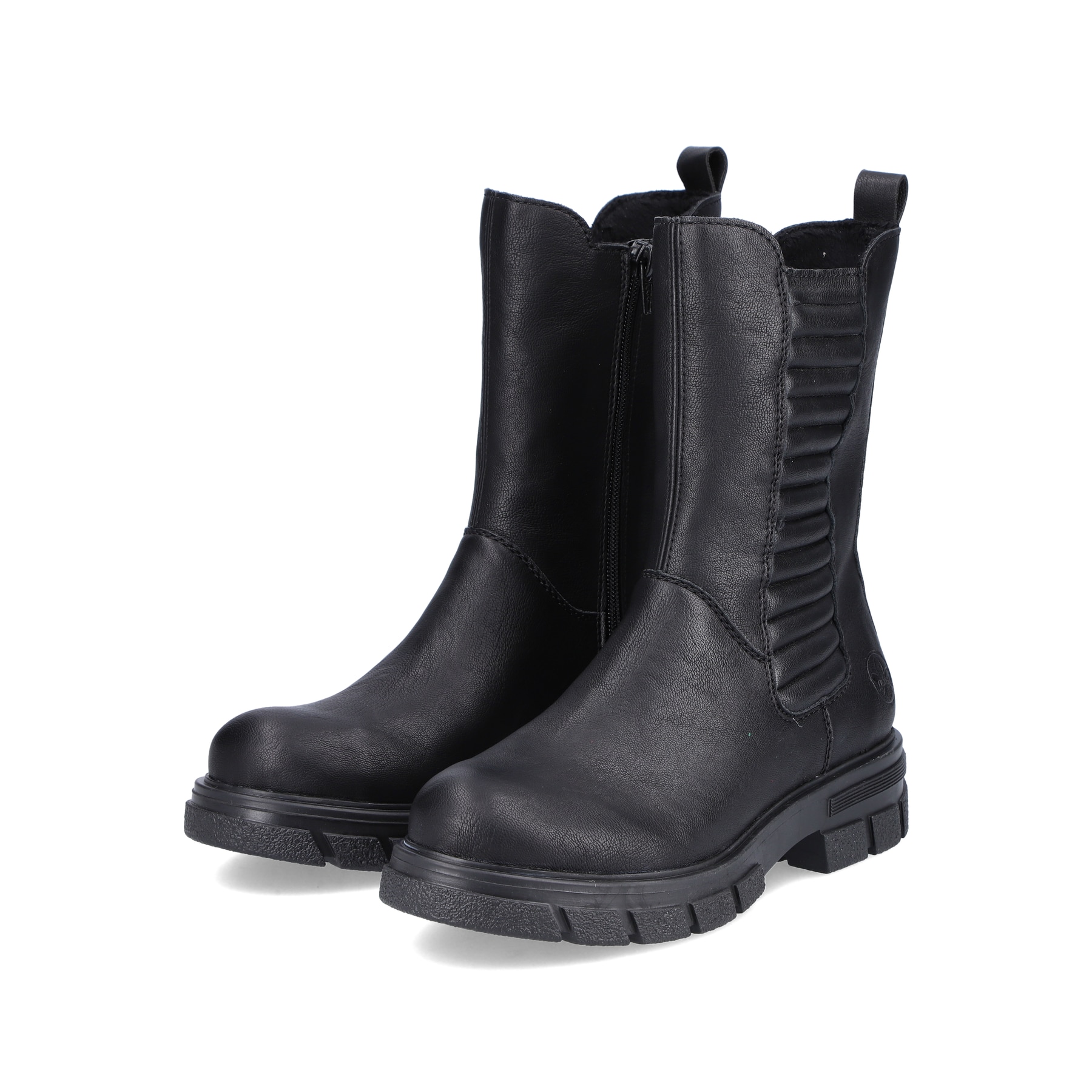 Tiefschwarze Rieker Damen Chelsea Boots Z9181-00 mit einer robusten Profilsohle. Schuhpaar schräg.