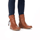 Fuchsbraune Rieker Damen Kurzstiefel 73551-24 mit einer robusten Profilsohle. Schuh am Fuß