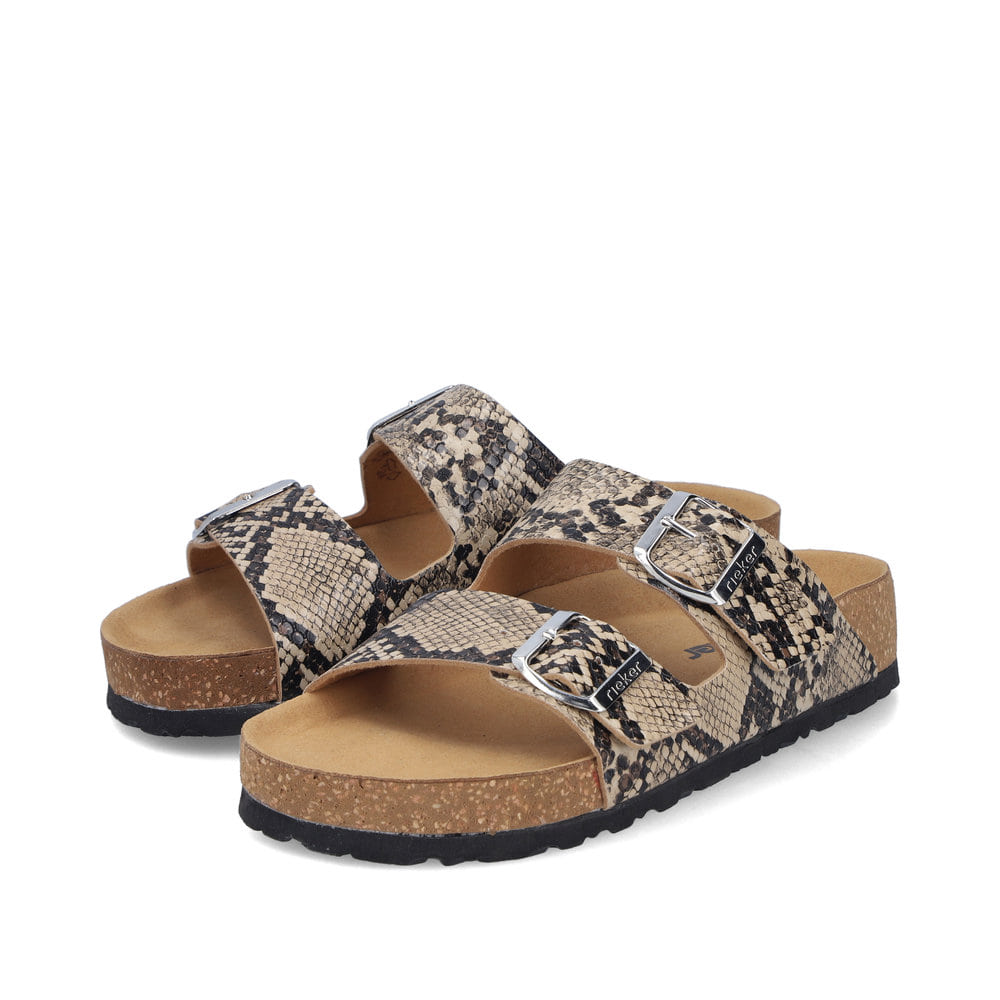 Beige vegane Rieker Damen Pantoletten V6391-20 mit angesagtem Animal-Print. Schuhpaar seitlich schräg.