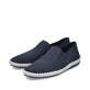 Blaue Rieker Herren Slipper B4555-14 mit einem Gummizug sowie Komfortweite G 1/2. Schuhpaar seitlich schräg.