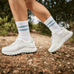Weiße Rieker Damen Sneaker Low W2502-80 mit Schnürung sowie super leichter Sohle. Schuh am Model.