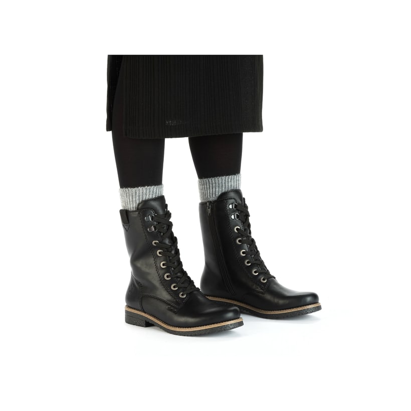 Tiefschwarze Rieker Damen Schnürstiefel 73542-00 mit Schnürung und Reißverschluss. Schuh am Fuß