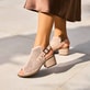 Rosane Rieker Riemchensandaletten V0590-31 mit einer Schnalle. Schuh am Model.