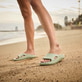 Grüne Rieker Damen Pantoletten W3450-52 mit flexibler und ultraleichter Sohle. Schuh am Model.