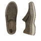 Braune Rieker Herren Slipper 03365-25 mit einem Gummizug sowie der Extraweite H. Schuh von oben, liegend.