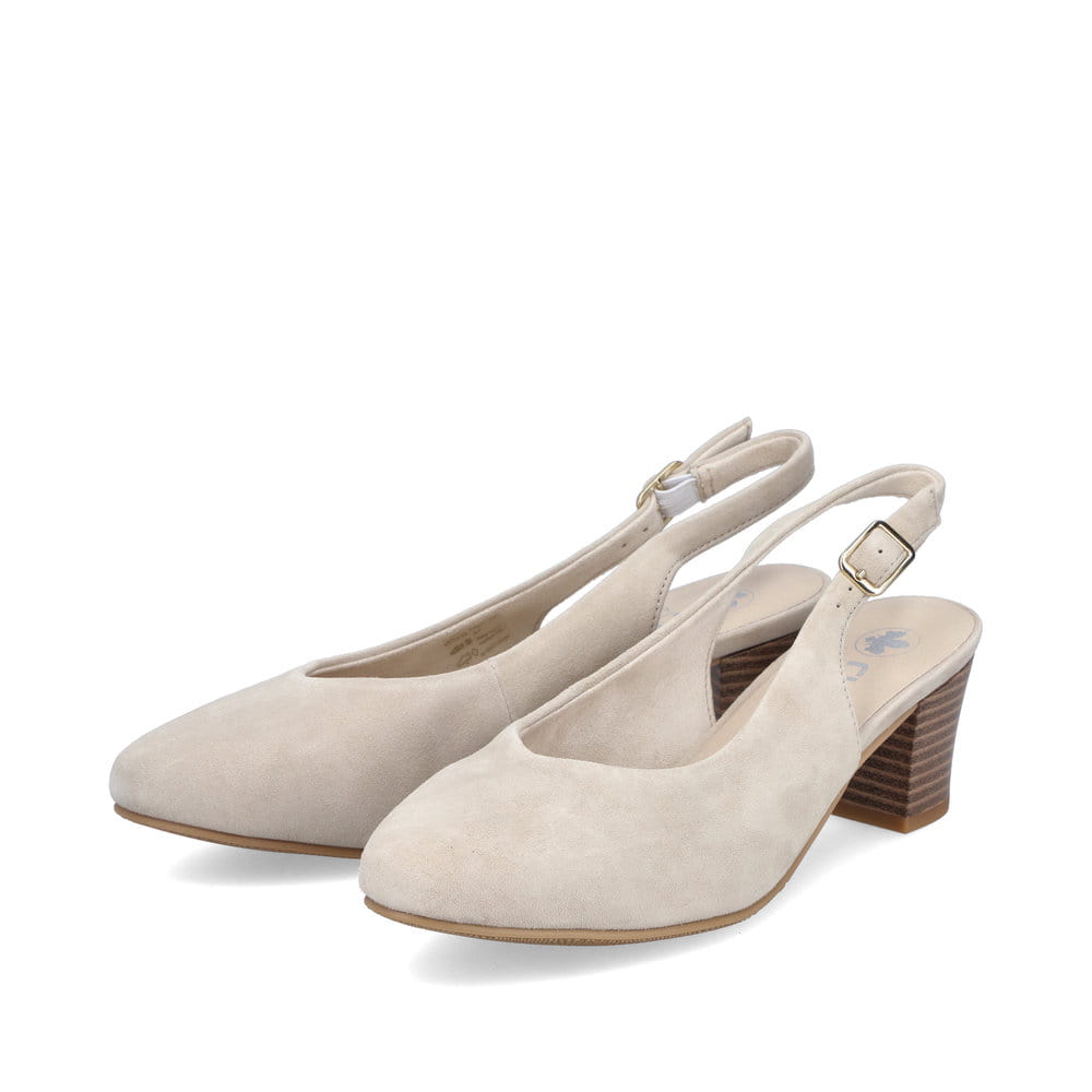 Beige Rieker Slingpumps 44651-60 aus Rauleder mit Schnallen. Schuhpaar seitlich schräg.