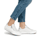 Weiße Rieker Damen Slipper L7250-80 mit einem Reißverschluss. Schuh am Fuß.