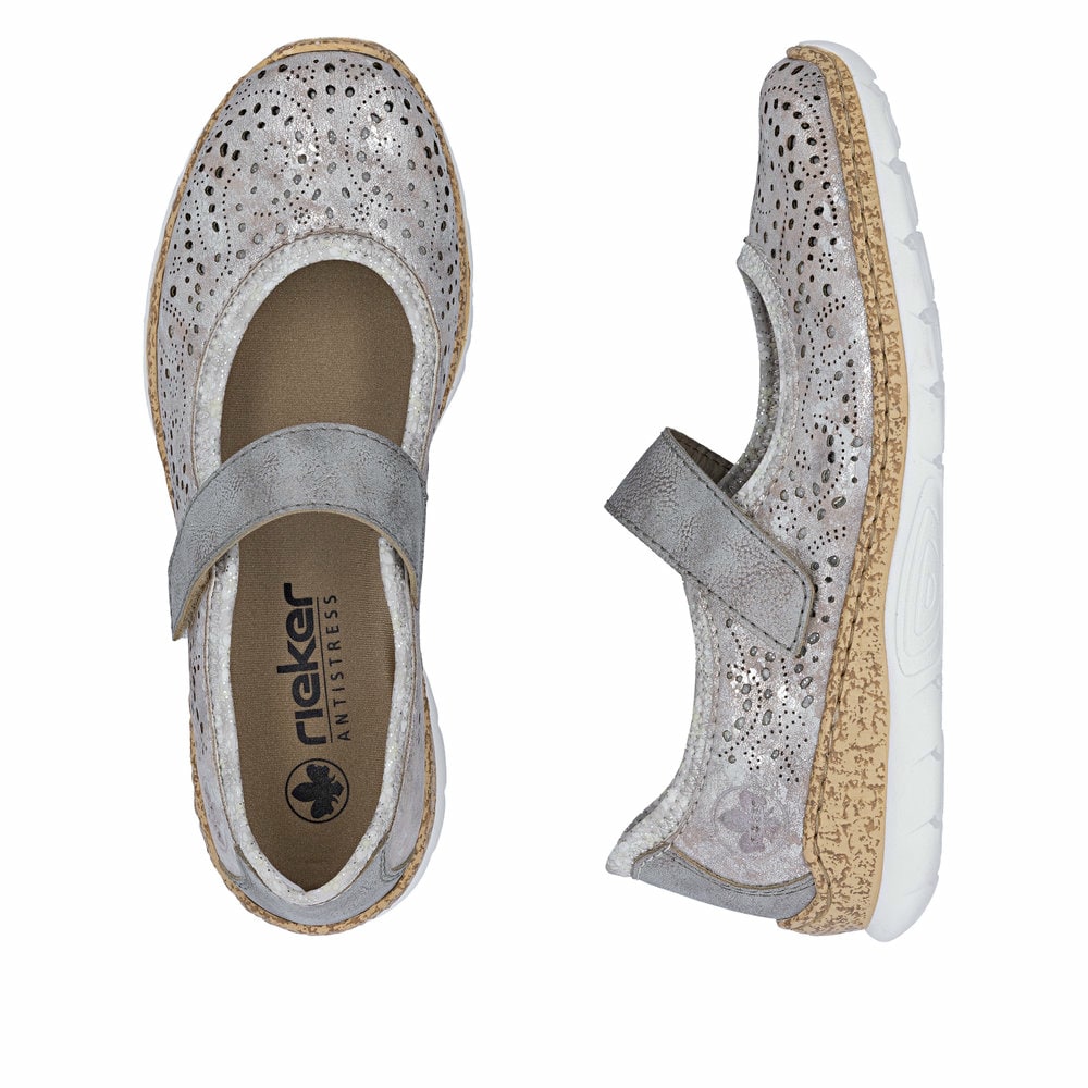Beige Rieker Ballerinas N4299-90 mit metallischem Finish sowie Klettverschluss. Schuh von oben, liegend.