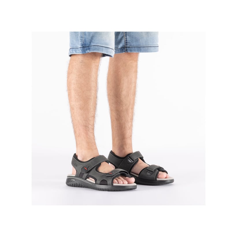 Sandales des randonnée Rieker noires pour homme 26455-00. Chaussure au pied.