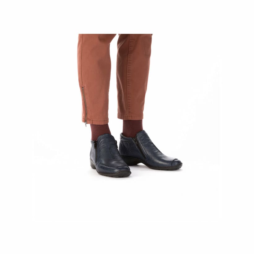 Blaue Rieker Damen Kurzstiefel 58386-14 aus Glattleder mit einem Reißverschluss. Schuh am Fuß.