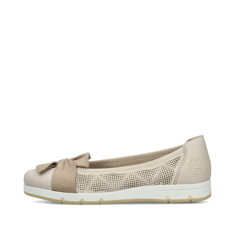 Beige Rieker Ballerinas L3066-60 mit dekorativer Schleife. Schuh Außenseite.