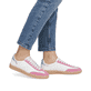 Weiße Rieker Damen Sneaker Low W2200-86 mit Schnürung sowie abriebfester Sohle. Schuh am Fuß.
