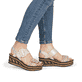 Beige Rieker Keilsandaletten 68172-60 mit trendiger Schnalle. Schuh am Fuß.