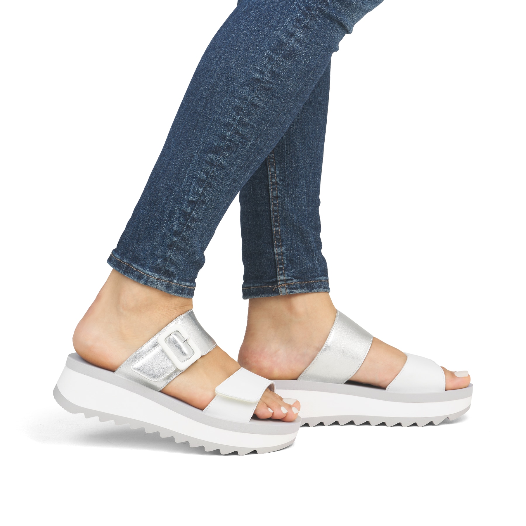 Weiße Rieker Damen Pantoletten W3050-90 mit einem Klettverschluss. Schuh am Fuß.