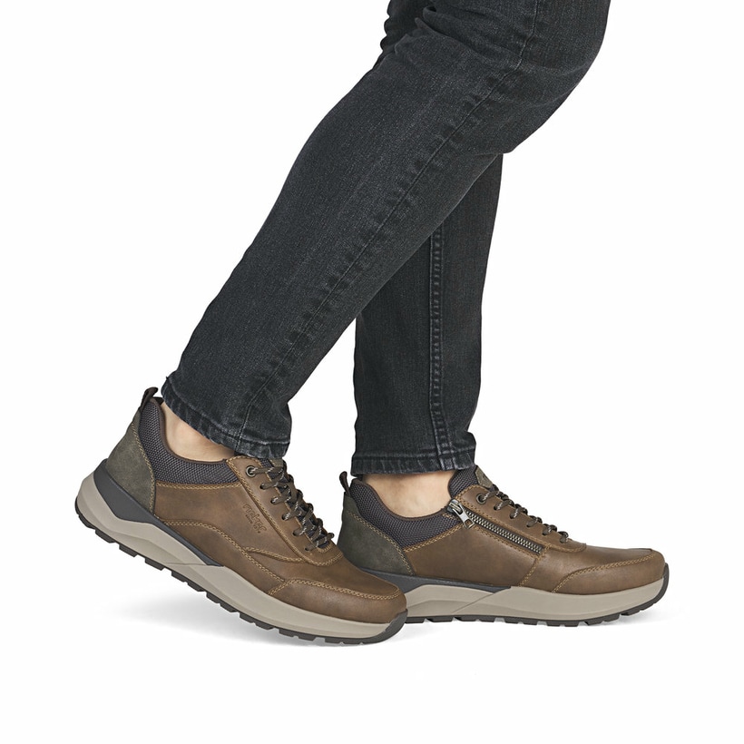 Braune Rieker Herren Sneaker Low 06000-22 mit Reißverschluss sowie Extraweite H. Schuh am Fuß.