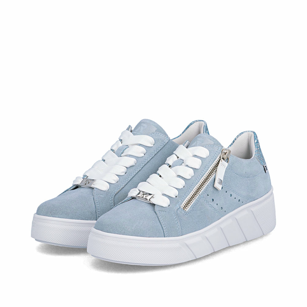 Blaue Rieker Damen Sneaker Low W2605-12 aus Rauleder. Schuhpaar seitlich schräg.